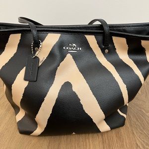 Coach purse and wallet in beautiful condition.